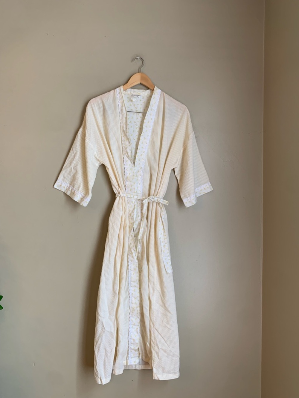 VTG 90’s Secret Treasures Robe USA Yellow Floral Striped Cottagecore Prairie sm